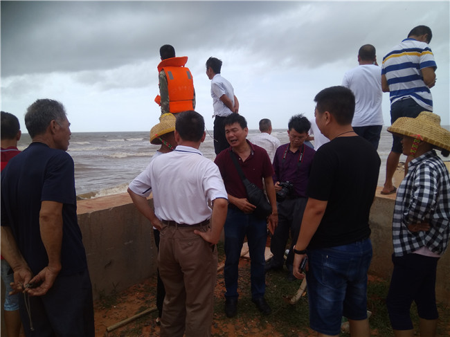 专家在商议救助要领.jpg 专家在商议救助要领.jpg