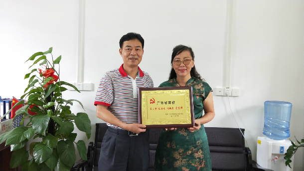 1532055841629468.jpg ÁÖÓîΪ·¨ÕþѧԺ·¨Ñ§Ïµ½Ì¹¤µ³Ö§²¿ÊÚÅÆ.JPG