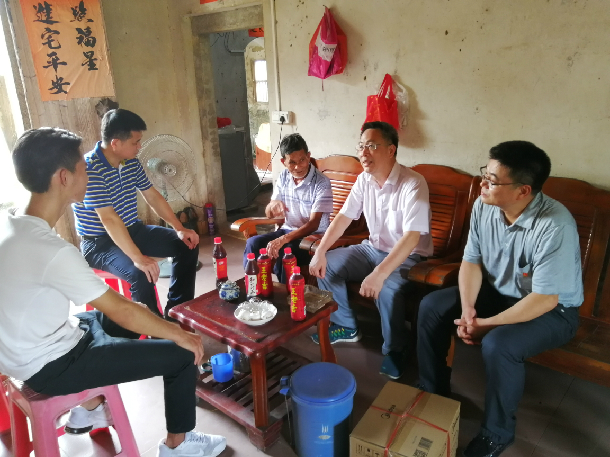 1532921719730077.jpg ÅíÊé¼ÇºÍѧÉú¼Ò³¤Ç×ÈÈÅÊ̸.jpg